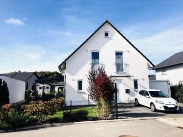 Freistehendes EFH mit Garten und Pool