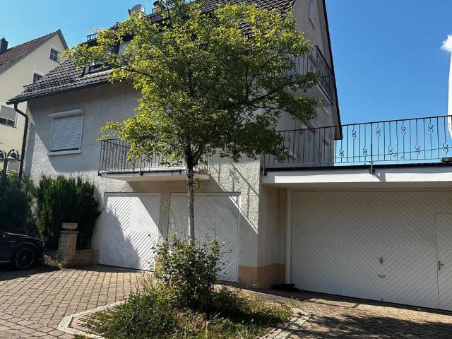 Freistehendes EFH mit Einliegerwohnung, 4 Garagen, Weinbergblick