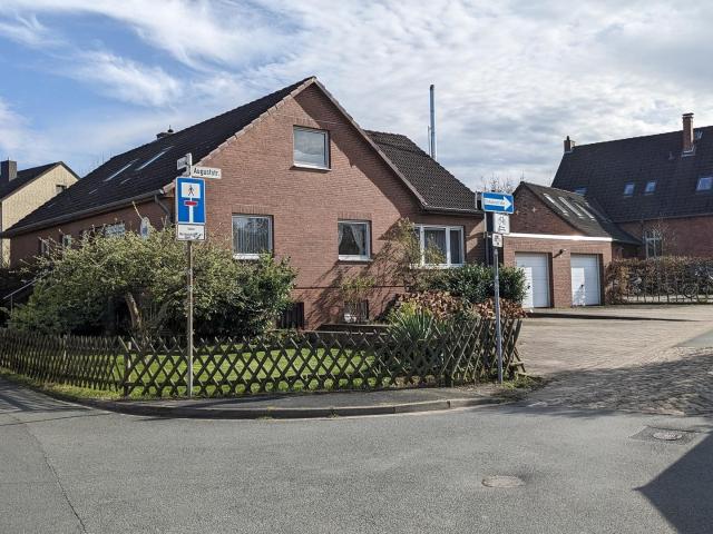 Freistehendes EFH mit Einliegerwohnung, Doppelgarage & großem Grundstück