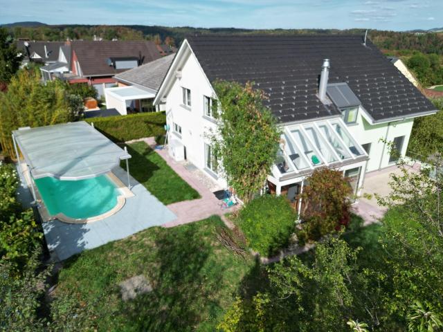 Freistehendes EFH mit Swimmingpool, Sauna, Hobbyraum und grosser Garage!