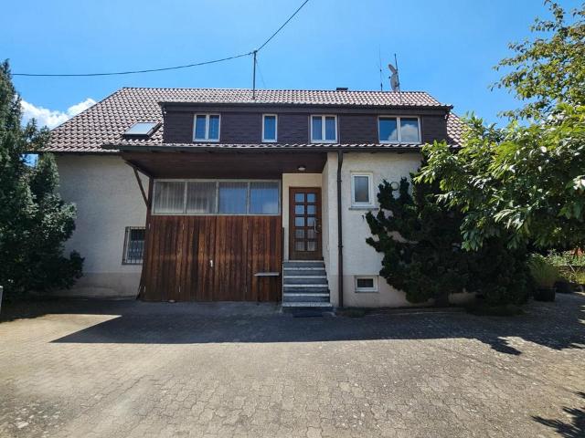 Freistehendes Ein Zweifamilienhaus mit Garten und großer Garage
