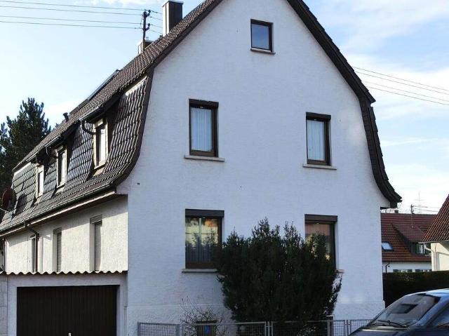 Freistehendes Ein Zweifamilienhaus mit Garage, Carport und Garten