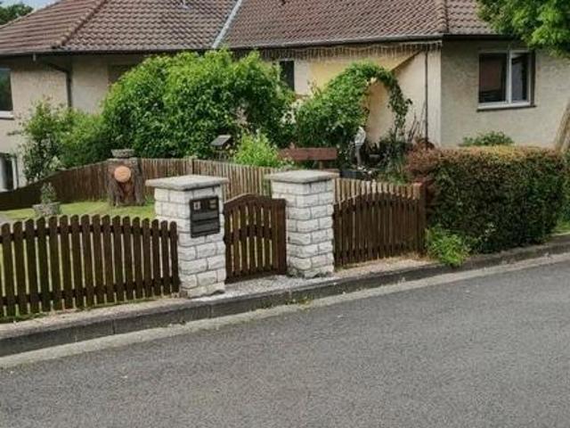 Freistehendes Ein Zweifamilienhaus Keller und Dachboden