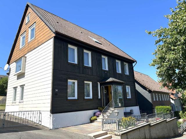 Freistehendes Ein bis Dreifamilienhaus mit 3 Garagen, Werkstatt und großem Garten