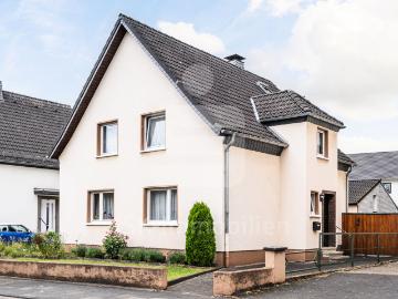 Freistehendes Ein bis Zweifamilienhaus mit Keller, Garten, Nebengebäude und Garage!