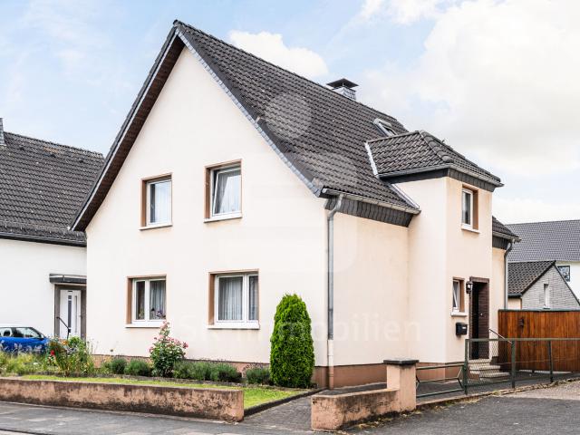 Freistehendes Ein bis Zweifamilienhaus mit Keller, Garten, Nebengebäude und Garage!