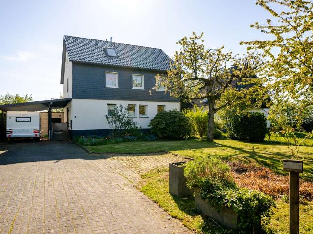 Freistehendes Ein oder Mehrgenerationenhaus mit Charme auf großem Grundstück in Herkenrath