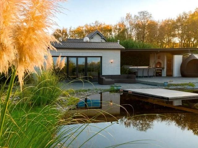 Freistehendes Einfamilienhaus 362m² mit Poolhaus & Pool 6482m²