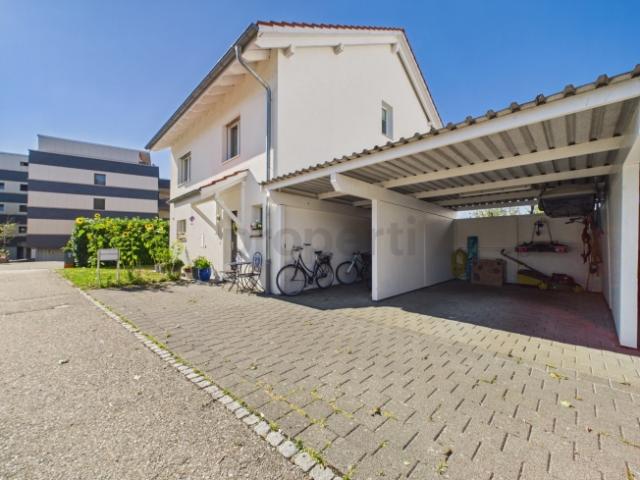 Freistehendes Einfamilienhaus von 2012 Modulare Fussbodenheizung, 5 Schlafzimmer und sonniger Garten
