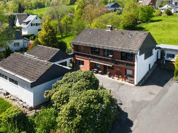 Freistehendes Einfamilienhaus Wohnen mit Fernblick und Poolhaus