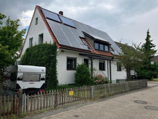 Freistehendes Einfamilienhaus EFH mit PV und Solarthermie