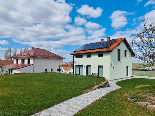 Freistehendes Einfamilienhaus Erdwärmepumpe, Garten, PV, KFW 55