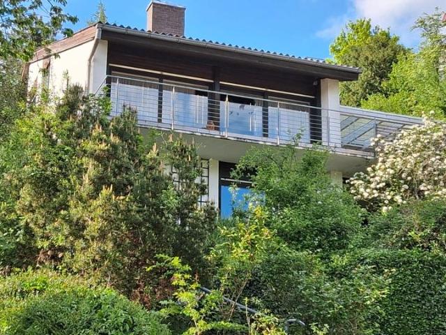 Freistehendes Einfamilienhaus, exponierte Südlage mit Fernblick