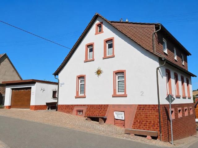 Freistehendes Einfamilienhaus, Garten, Garagen und Loggia