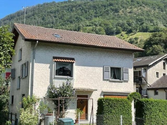 Freistehendes Einfamilienhaus im Zentrum mit Garten und Waldstück