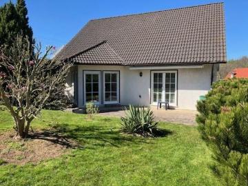 Freistehendes Einfamilienhaus im Bungalowstil zum ebenerdigen Wohnen mit gepflegtem Gartengrundstück und Garage und Stellplatz zu vermieten!