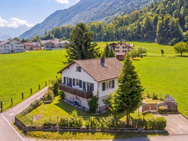 FREISTEHENDES EINFAMILIENHAUS IM IDYLLISCHEN GLARNERLAND