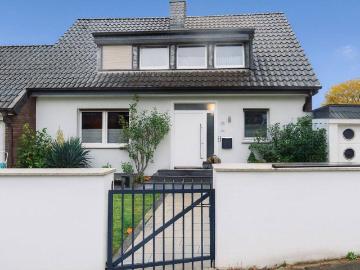 Freistehendes Einfamilienhaus in Meerbusch Osterath mit Pool, Kamin und 2 Garagen