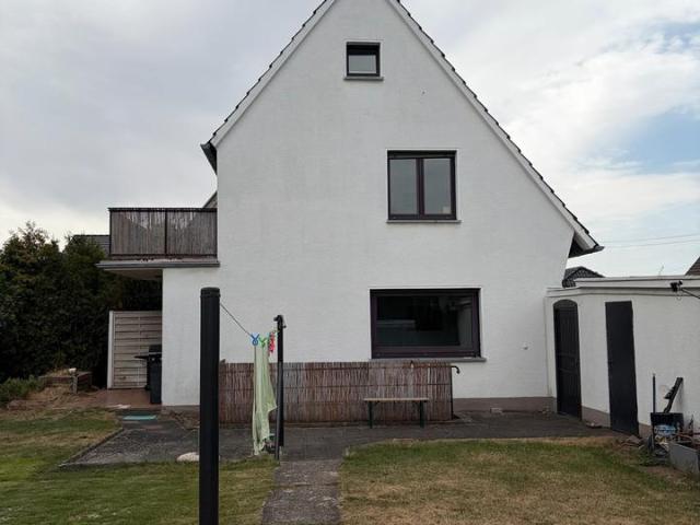 Freistehendes Einfamilienhaus in Niederkassel, 919 m² Grundstück