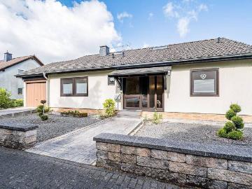 Freistehendes Einfamilienhaus in Pelm 5 Schlafzimmer, Großer Garten & Wintergarten mit Burgblick