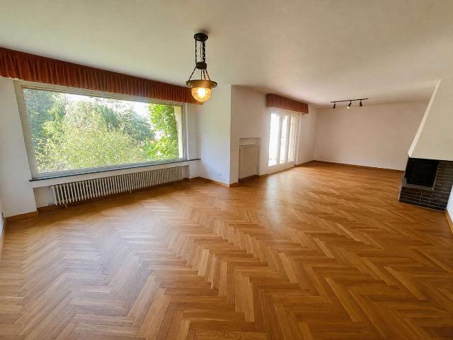 Freistehendes Einfamilienhaus in ruhiger Sackgasse mit Garage und schönem Garten