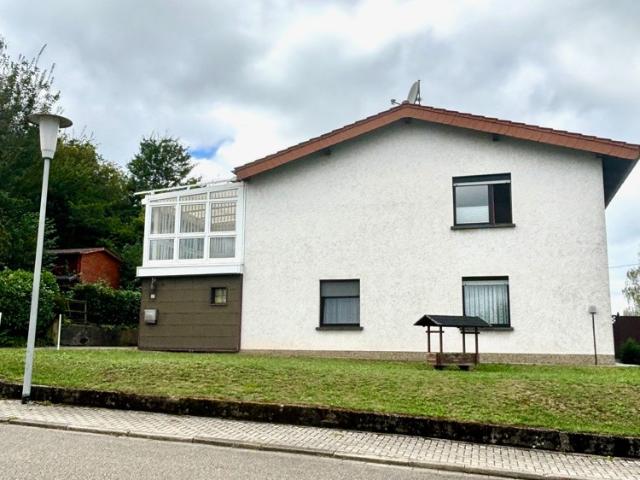 Freistehendes Einfamilienhaus in schöner Lage mit Wintergarten, Garage + Photovoltaikanlage