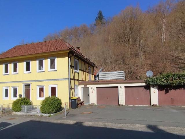 Freistehendes Einfamilienhaus mit 3 Garagen und Dachterrasse