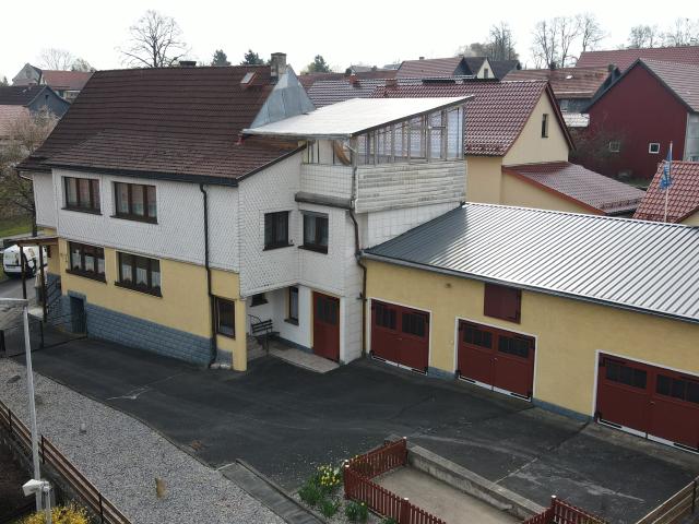 Freistehendes Einfamilienhaus mit 3 Garagen!