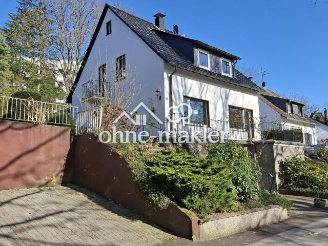 Freistehendes Einfamilienhaus mit 2 Wohneinheiten und Garten, 2 Garagen im Haus