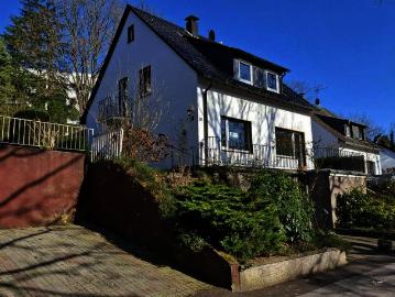 Freistehendes Einfamilienhaus mit 2 Wohneinheiten und Garten, 2 Garagen im Haus