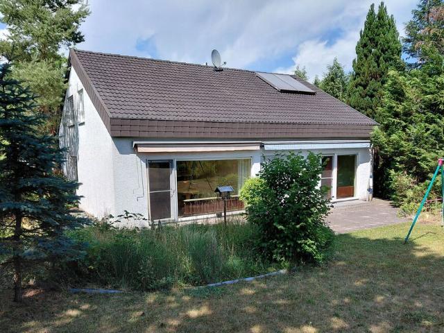 Freistehendes Einfamilienhaus mit 2 Wohnungen an Obstbaumwiesen Massiv mit großem Grundstück