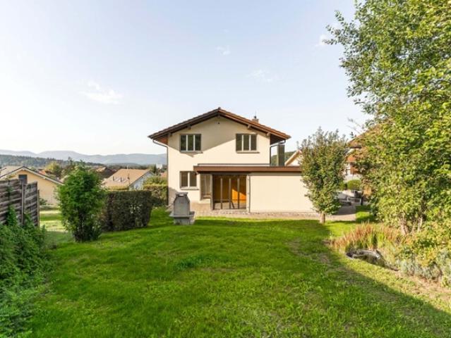 FREISTEHENDES EINFAMILIENHAUS MIT GROSSEM GARTEN UND WEITBLICK