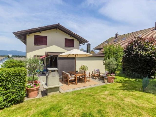 FREISTEHENDES EINFAMILIENHAUS MIT GANZ VIEL GRÜN