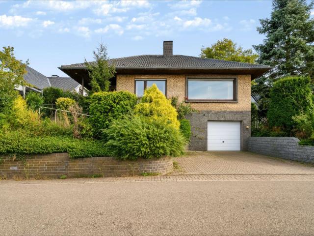 Freistehendes Einfamilienhaus mit Garage auf dem Eltenberg