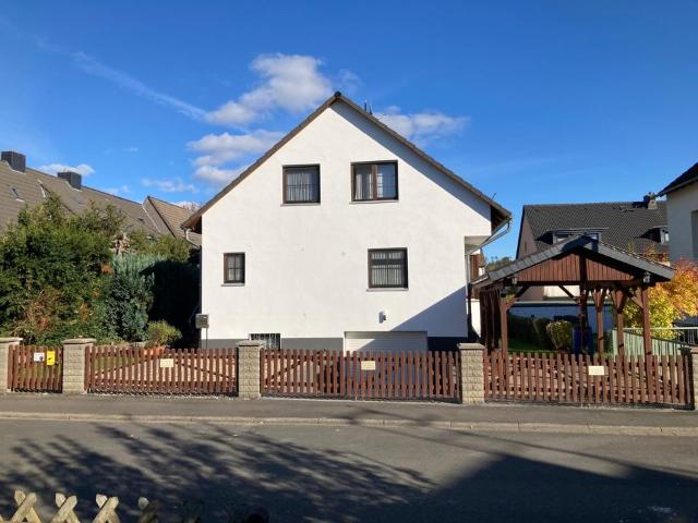 Freistehendes Einfamilienhaus mit Garage, Carport und Garten