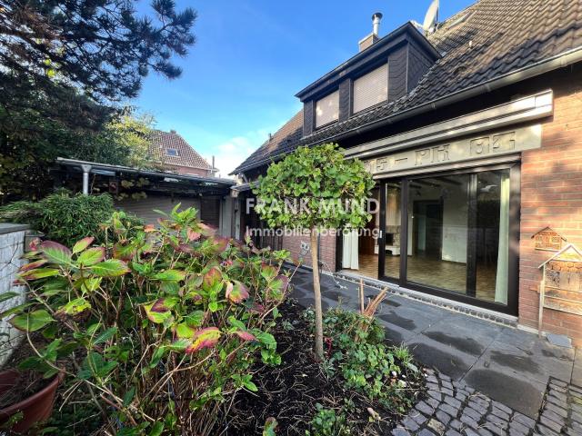 Freistehendes Einfamilienhaus mit Garage in Ortskernlage von 41189 Mönchengladbach Wickrath