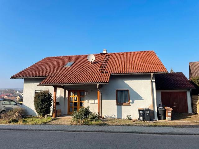Freistehendes Einfamilienhaus mit Garage in der Nähe von Schwaige