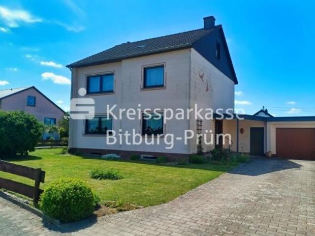 Freistehendes Einfamilienhaus mit Garage in schöner Lage
