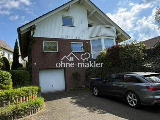 Freistehendes Einfamilienhaus mit Garage, Terrasse, Balkon und großem Garten
