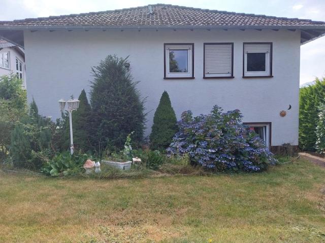 Freistehendes Einfamilienhaus mit Garage und Garten