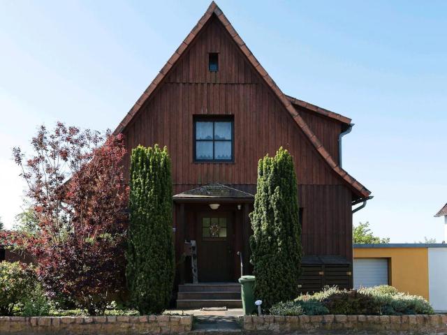 Freistehendes Einfamilienhaus mit Garage und großem Garten in OHA