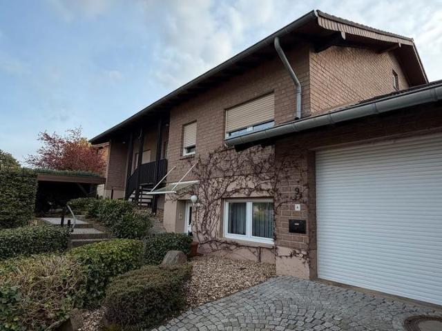 Freistehendes Einfamilienhaus mit Garage