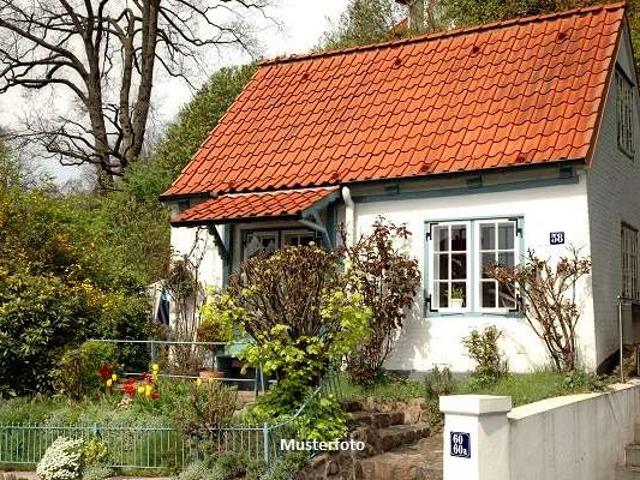 Freistehendes Einfamilienhaus mit Garagengebäude