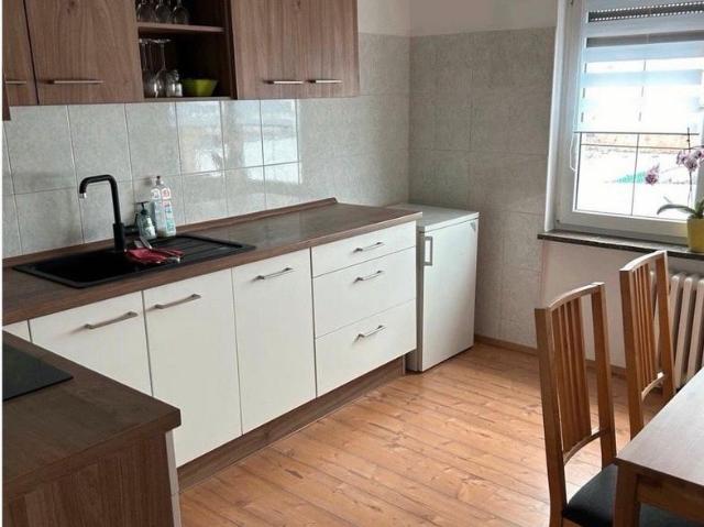 Freistehendes Einfamilienhaus mit Garten, Balkon, Garagen, Kamin