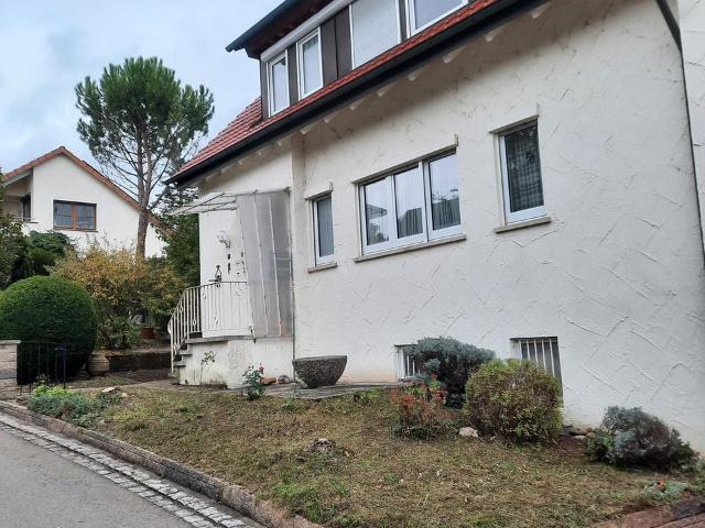 Freistehendes Einfamilienhaus mit Garten und zwei Garagen