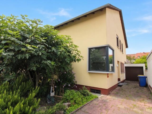 Freistehendes Einfamilienhaus mit Garten und Garage in Ludwigshafen Süd