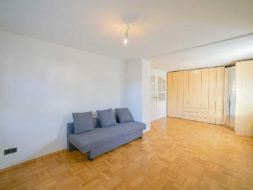 Freistehendes Einfamilienhaus mit Garten und Sonnenbalkon