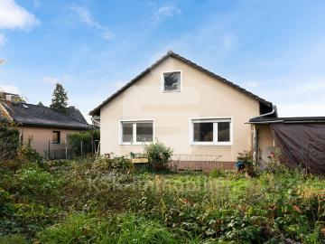 Freistehendes Einfamilienhaus mit Gestaltungspotential auf großzügigem Grundstück in ruhiger Lage