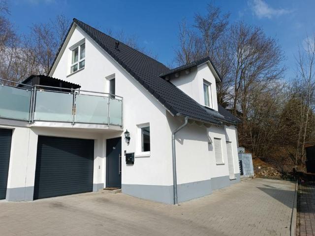 Freistehendes Einfamilienhaus mit Grundstück und Garage