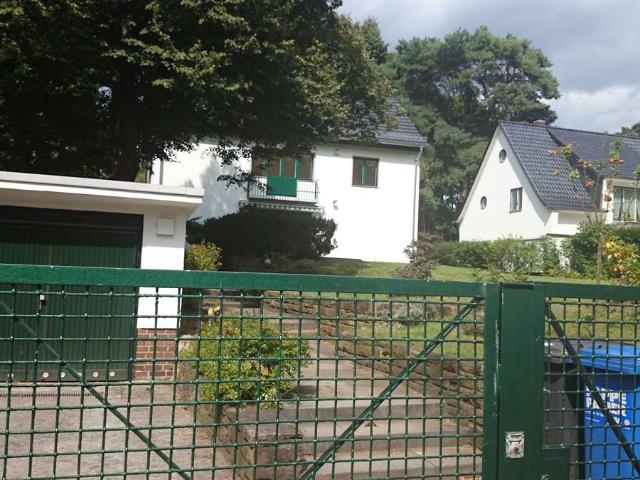 Freistehendes Einfamilienhaus mit großzügigem Garten und Garage
